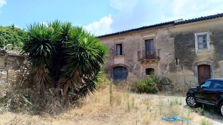 Masseria Bongiovanni, bene confiscato alla mafia che rientra fra gli immobili affidati in concessione gratuita per 20 anni, in questo caso alla Caritas diocesana, sarà ristrutturata con i fondi Pon legalità (oltre un milione e 300 mila euro).