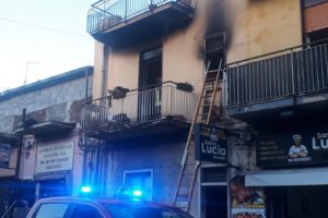 Piano Tavola, incendio in un'abitazione di via Mongibello. 7 intossicati