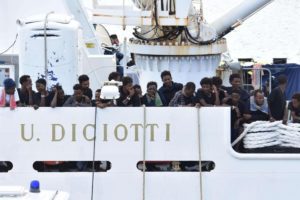 Migranti, Dda Palermo ‘ferma’ 18 persone per traffico di esseri umani: la base operativa era al Nord