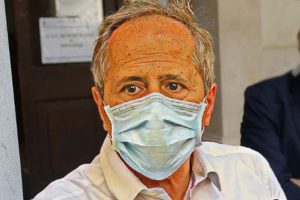 Coronavirus, Crisanti: “No a fai-da-te per misurare la febbre. Sopra i 37 gradi ragazzi a casa”