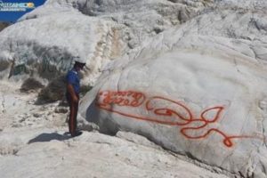 La marna bianca di Agrigento deturpata dai vandali: la denuncia di Mareamico "Un vergognoso atto vandalico ha sfregiato la marna di Punta Bianca. Nelle scorse ore qualche imbecille ha danneggiato la bianca marna con della vernice. Questo è un atto gravissimo e penalmente rilevante, poichè compiuto in un bene tutelato paesaggisticamente e con un vincolo di immodificabilità, già dal lontano 2001". E la denuncia di Claudio Lombardo dell'associazione Mareamico di Agrigento. "Mareamico ha presentato ai Carabinieri una denuncia per danneggiamento e inoltrato un esposto alla Regione, alla Soprintendenza, alla Capitaneria, al Sindaco ed alla Procura di Agrigento", conclude Lombardo.