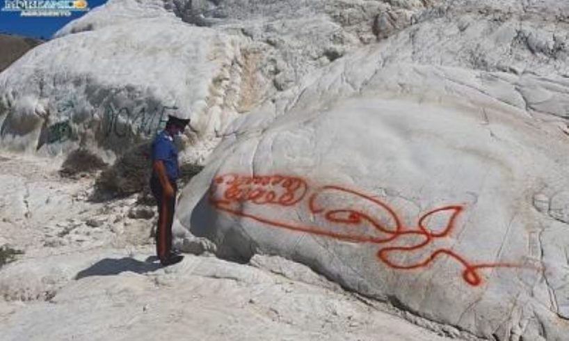 La marna bianca di Agrigento deturpata dai vandali: la denuncia di Mareamico "Un vergognoso atto vandalico ha sfregiato la marna di Punta Bianca. Nelle scorse ore qualche imbecille ha danneggiato la bianca marna con della vernice. Questo è un atto gravissimo e penalmente rilevante, poichè compiuto in un bene tutelato paesaggisticamente e con un vincolo di immodificabilità, già dal lontano 2001". E la denuncia di Claudio Lombardo dell'associazione Mareamico di Agrigento. "Mareamico ha presentato ai Carabinieri una denuncia per danneggiamento e inoltrato un esposto alla Regione, alla Soprintendenza, alla Capitaneria, al Sindaco ed alla Procura di Agrigento", conclude Lombardo.