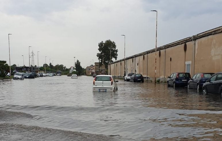 Il maltempo colpisce l’area metropolitana di Catania: scantinati allagati e persone bloccate in auto. Oltre 50 interventi dei Vigili del Fuoco