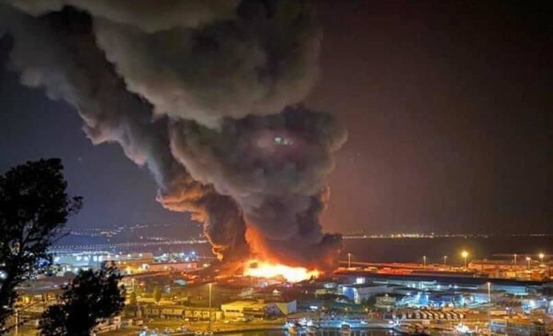 Ancona, vasto incendio nella zona del porto: scuole chiuse e timori per sostanze tossiche