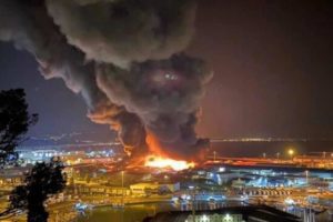 Ancona, vasto incendio nella zona del porto: scuole chiuse e timori per sostanze tossiche