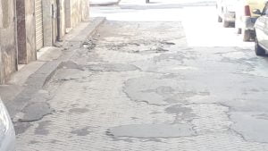 Paternò, trappole per i pedoni molte strade malandate: in via Carso donna cade in una grossa buca 