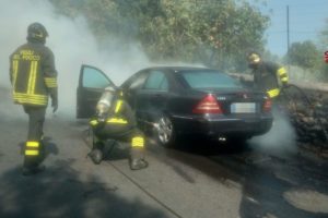 Ragalna, a fuoco una Mercedes in via Canfarella: nessun danno alle persone