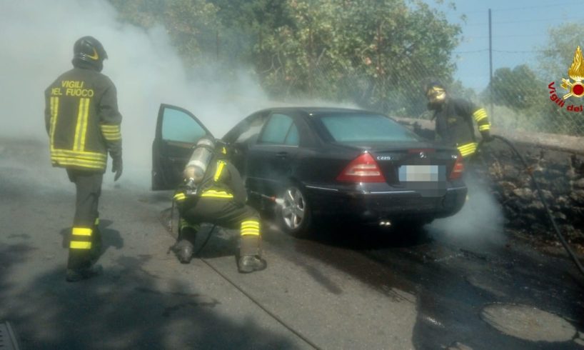 Ragalna, a fuoco una Mercedes in via Canfarella: nessun danno alle persone