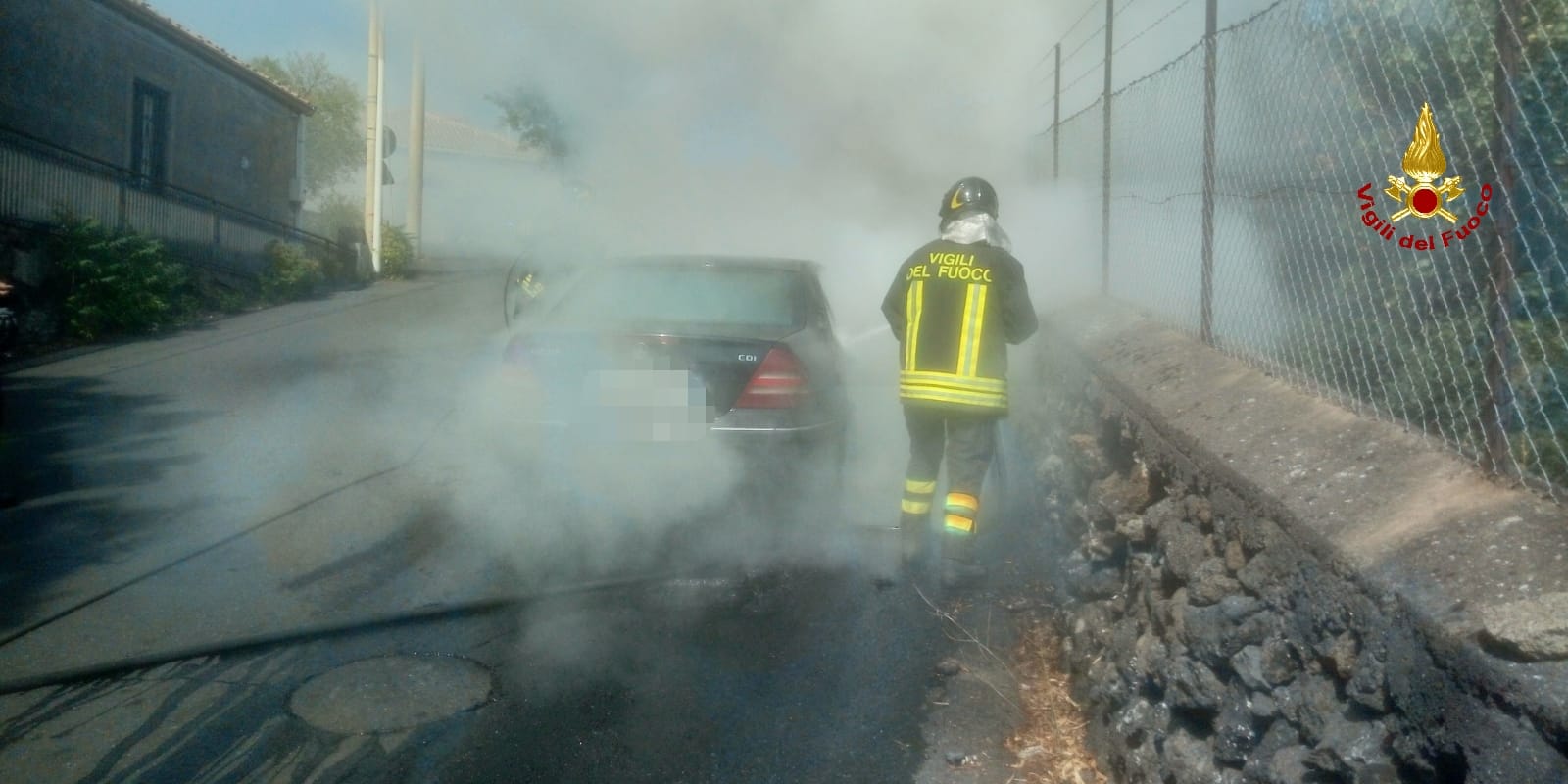 Ragalna, a fuoco una Mercedes in via Canfarella: nessun danno alle persone