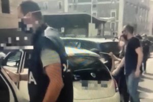 Catania, Polizia arresta due bande specializzate nelle rapine ai Tir e furti in appartamento: 13 persone arrestate (VIDEO)