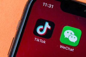 La Cina minaccia rappresaglie dopo lo stop di Trump a TikTok e WeChat: “Non ci sono prove, s’interrompa azione scorretta”