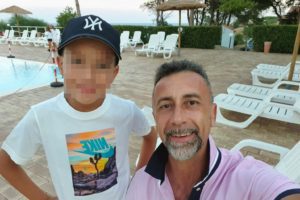 “Andrea e suo papà per sempre insieme”: uccide il figlio di 11 anni e poi si toglie la vita. Lo preannuncia su Facebook