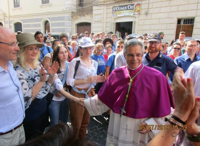 Adrano, messaggio ai giovani del Vescovo Schillaci: “Mai chiusure e paure. Comunichiamo agli altri la gioia”