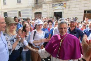 Adrano, messaggio ai giovani del Vescovo Schillaci: “Mai chiusure e paure. Comunichiamo agli altri la gioia”