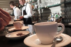 Catania, il barista gli versa un caffè e lui gli ruba il cellulare: 29enne denunciato