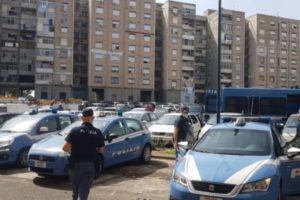 Catania, nel ‘mondo a parte’ di Librino la Polizia scopre garage dove vivono anziana e figlio: in mezzo a blatte e topi