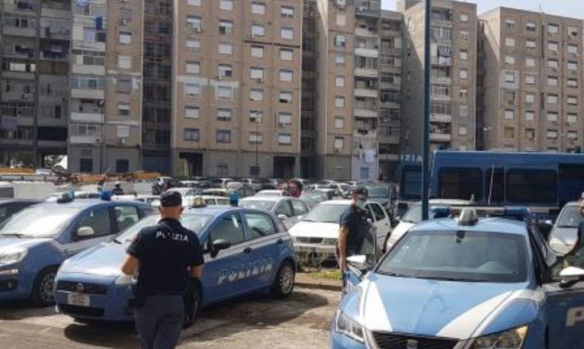 Catania, nel ‘mondo a parte’ di Librino la Polizia scopre garage dove vivono anziana e figlio: in mezzo a blatte e topi