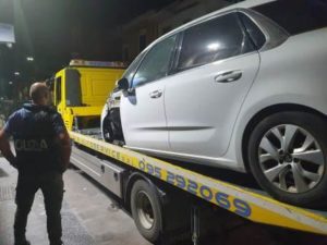 Catania, nel ‘mondo a parte’ di Librino la Polizia scopre garage dove vivono anziana e figlio: in mezzo a blatte e topi