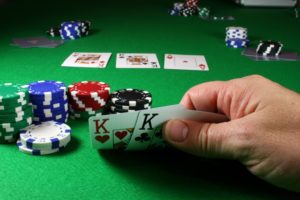 Catania, tornei di poker texano dentro la discoteca: licenza sospesa per 10 giorni, denunciati i titolari