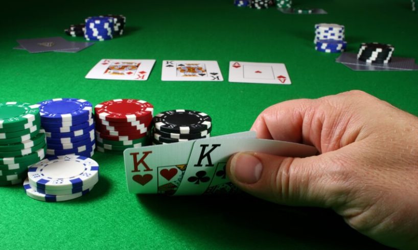 Catania, tornei di poker texano dentro la discoteca: licenza sospesa per 10 giorni, denunciati i titolari