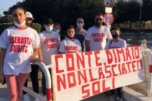 Pescatori Libia: “Liberate i 18 pescatori di Mazara del Vallo”. In 500 alla manifestazione sul lungomare