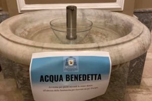 Sant'Alfio, nella chiesa dei 3 santi torna l’acqua benedetta…con il dispenser: una fotocellula fa il ‘miracolo’