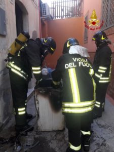 Paternò, incendio in abitazione di via Pascoli: fiamme dal vano della lavanderia