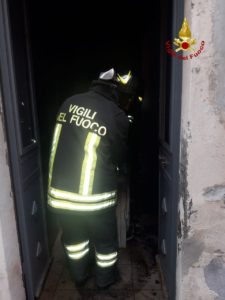 Paternò, incendio in abitazione di via Pascoli: fiamme dal vano della lavanderia