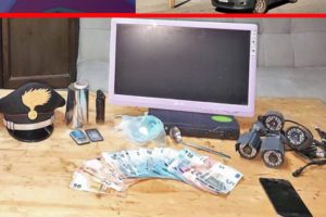 Catania, in casa del pusher i carabinieri accolgono due clienti: 28enne ai domiciliari per spaccio di droga