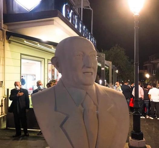 Belpasso, un busto per il Cavaliere Condorelli: in piazza Stella d’Aragona l’omaggio al Re dei Torroncini (e della bontà)