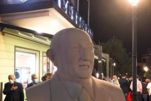 Belpasso, un busto per il Cavaliere Condorelli: in piazza Stella d’Aragona l’omaggio al Re dei Torroncini (e della bontà)