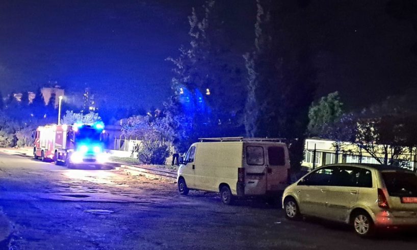 Paternò, fiamme nell’ex circolo didattico di Viale Kennedy: il rogo è divampato nel piano superiore della struttura