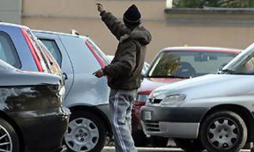 Catania, denunciati 24 posteggiatori abusivi: 'lavoravano' alla Playa, Ognina e centro storico