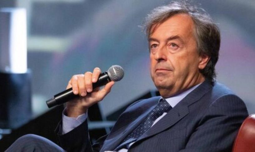 Coronavirus, Burioni: “Le cose si mettono peggio. Virus nocivo come a primavera”