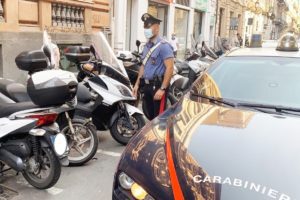 Catania, 17enne forza lucchetto di uno scooter per rubarlo: brigadiere in pensione lo ferma e lo consegna ai militari