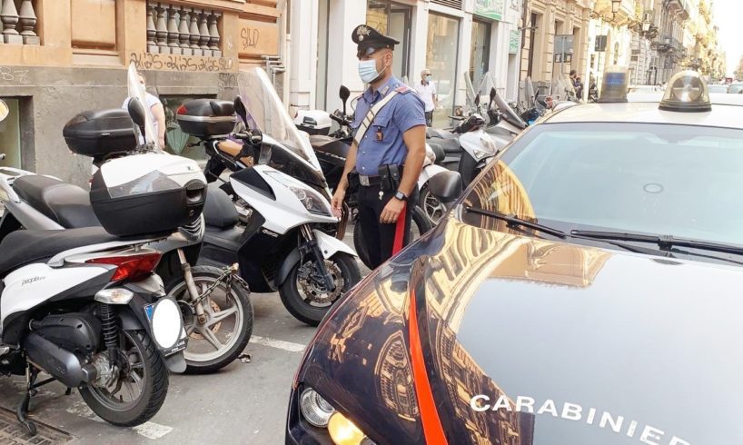 Catania, 17enne forza lucchetto di uno scooter per rubarlo: brigadiere in pensione lo ferma e lo consegna ai militari