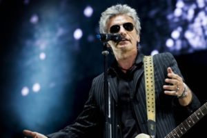 Ligabue: “Non sono io quello del bacio gay”. Il rocker mette in guardia dalle fake news