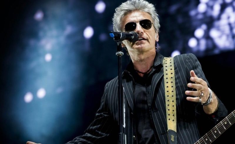 Ligabue: “Non sono io quello del bacio gay”. Il rocker mette in guardia dalle fake news