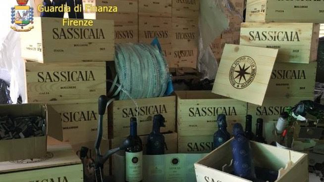 Vino, la truffa del Sassicaia DOC fatto con vino siciliano: arrestate le due ‘menti’ milanesi della falsificazione