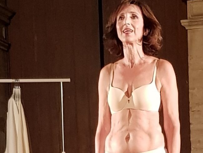 Teatro, le moltitudini di Eva nell’atto unico ‘Semplice’: con Barbara Gallo al Summer Fest