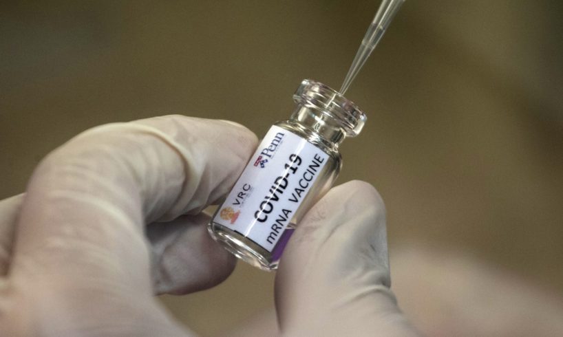 Le persone giovani e in salute potrebbero dover aspettare fino al 2022 per essere vaccinati contro il coronavirus. Lo ha riferito la ricercatrice capo dell'Organizzazione mondiale della sanità (Oms), Soumya Swaminathan, citata da Guardian, specificando che la priorità sarà degli operatori sanitari e della persone a rischio. Secondo Swaminathan, nonostante le numerose sperimentazioni sui vaccini in corso, è improbabile che si arrivi a somministrazioni rapide e di massa ed è ancora in corso il processo per decidere chi avrà l'accesso prioritario in caso di scoperta di un vaccino sicuro. "La maggior parte delle persone è d'accordo, si inizia con gli operatori sanitari e colo che sono in prima linea, ma anche lì, è necessario definire quali di loro siano a più alto rischio, e poi gli anziani e così via", ha precisato Swaminathan. "Ci saranno molte indicazioni, ma penso che una persona media, un giovane sano potrebbe dover aspettare fino al 2022 per ottenere un vaccino", ha sottolineato precisando che, nel caso in cui dovesse esserci un vaccino efficace nel 2021, sarebbe disponibile solo un numero "limitato" di dosi.