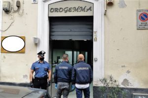 Catania, in gioielleria immobilizzano proprietario e dipendente e rubano preziosi: Carabinieri inseguono e arrestano uno dei due rapinatori