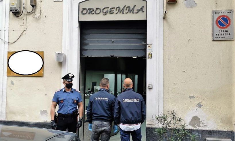 Catania, in gioielleria immobilizzano proprietario e dipendente e rubano preziosi: Carabinieri inseguono e arrestano uno dei due rapinatori