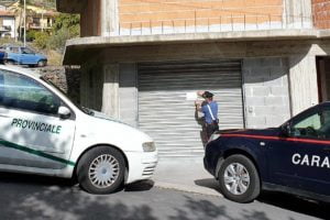 I Carabinieri della Stazione di Biancavilla, coadiuvati dalla Polizia Provinciale di Catania, hanno denunciato due persone del posto, di 56 e 44 anni, poiché ritenute responsabili di gestione illecita e smaltimento illecito di rifiuti, immissione di fumi nell’atmosfera, nonché esercizio abusivo di una professione.