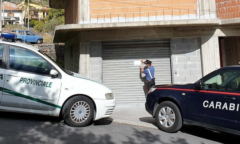 I Carabinieri della Stazione di Biancavilla, coadiuvati dalla Polizia Provinciale di Catania, hanno denunciato due persone del posto, di 56 e 44 anni, poiché ritenute responsabili di gestione illecita e smaltimento illecito di rifiuti, immissione di fumi nell’atmosfera, nonché esercizio abusivo di una professione.