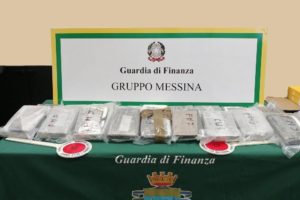 Messina, agli imbarcaderi GdF sequestra 20 kg di cocaina purissima: avrebbe fruttato 2,7 mln