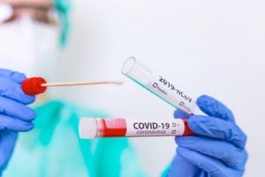 Coronavirus, i tamponi rapidi ‘scoprono’ un migliaio di casi positivi: dalla Regione due milioni di test per le aziende sanitarie