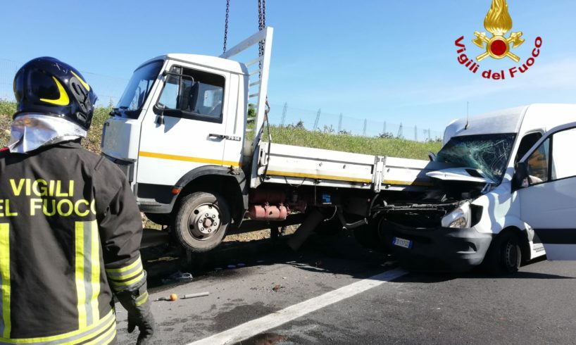 Motta S. Anastasia, sulla A19 furgone tampona mezzo pesante: in eliambulanza il conducente ferito