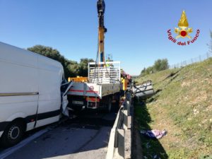 Motta S. Anastasia, sulla A19 furgone tampona mezzo pesante: in eliambulanza il conducente ferito