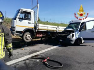 Motta S. Anastasia, sulla A19 furgone tampona mezzo pesante: in eliambulanza il conducente ferito